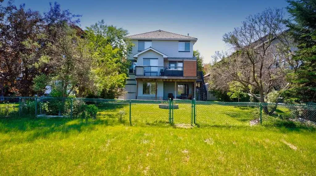 537 Douglas Glen Point SE Calgary AB T2Z 3P9