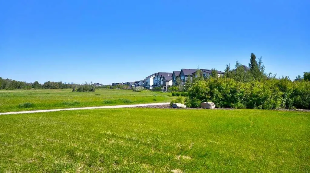 537 Douglas Glen Point SE Calgary AB T2Z 3P9