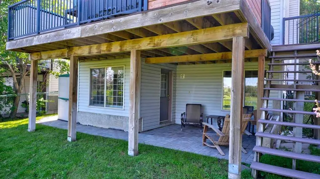 537 Douglas Glen Point SE Calgary AB T2Z 3P9