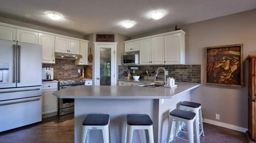 537 Douglas Glen Point SE Calgary AB T2Z 3P9