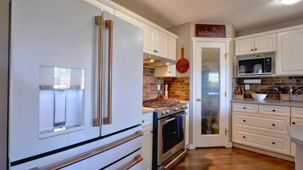 537 Douglas Glen Point SE Calgary AB T2Z 3P9