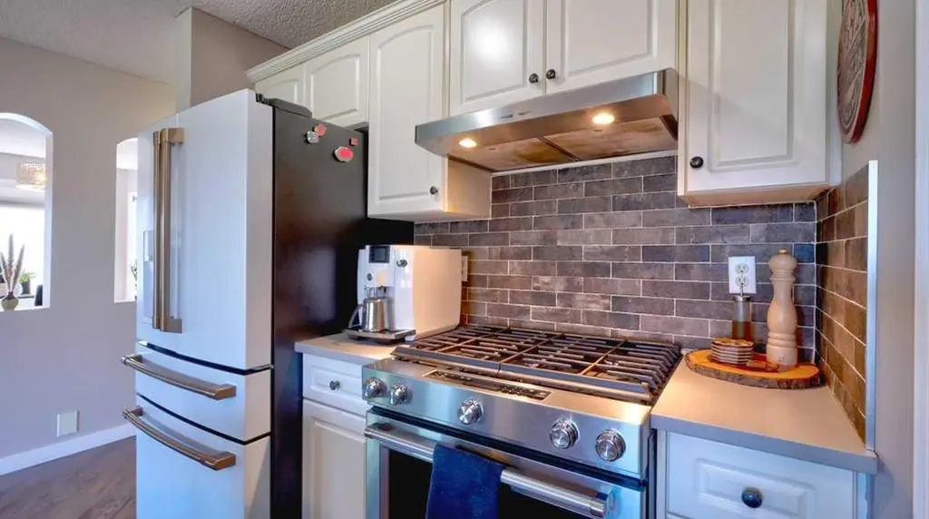 537 Douglas Glen Point SE Calgary AB T2Z 3P9