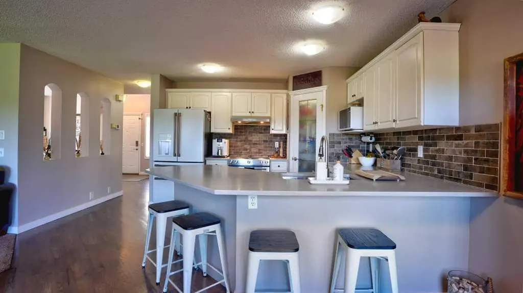 537 Douglas Glen Point SE Calgary AB T2Z 3P9