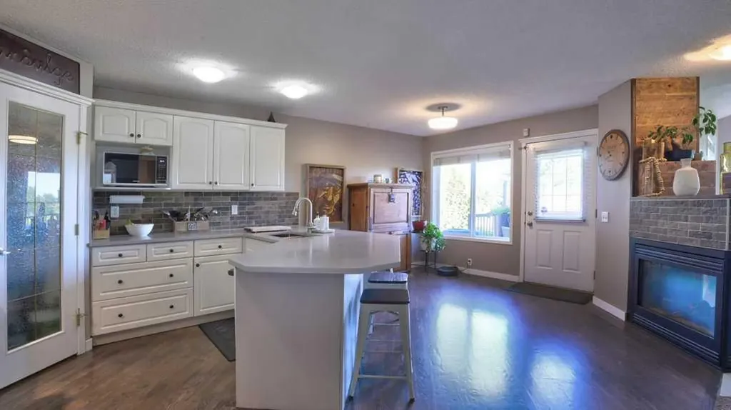 537 Douglas Glen Point SE Calgary AB T2Z 3P9