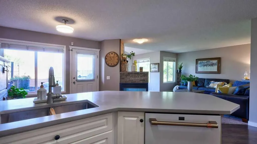537 Douglas Glen Point SE Calgary AB T2Z 3P9