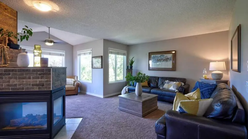 537 Douglas Glen Point SE Calgary AB T2Z 3P9