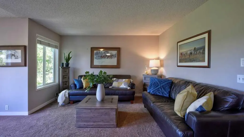 537 Douglas Glen Point SE Calgary AB T2Z 3P9