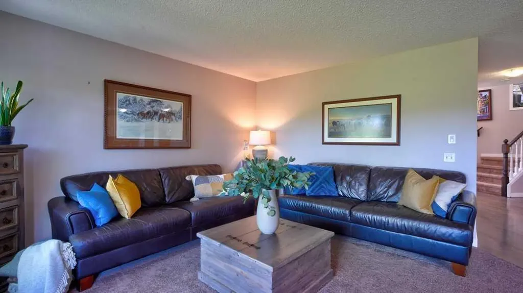 537 Douglas Glen Point SE Calgary AB T2Z 3P9