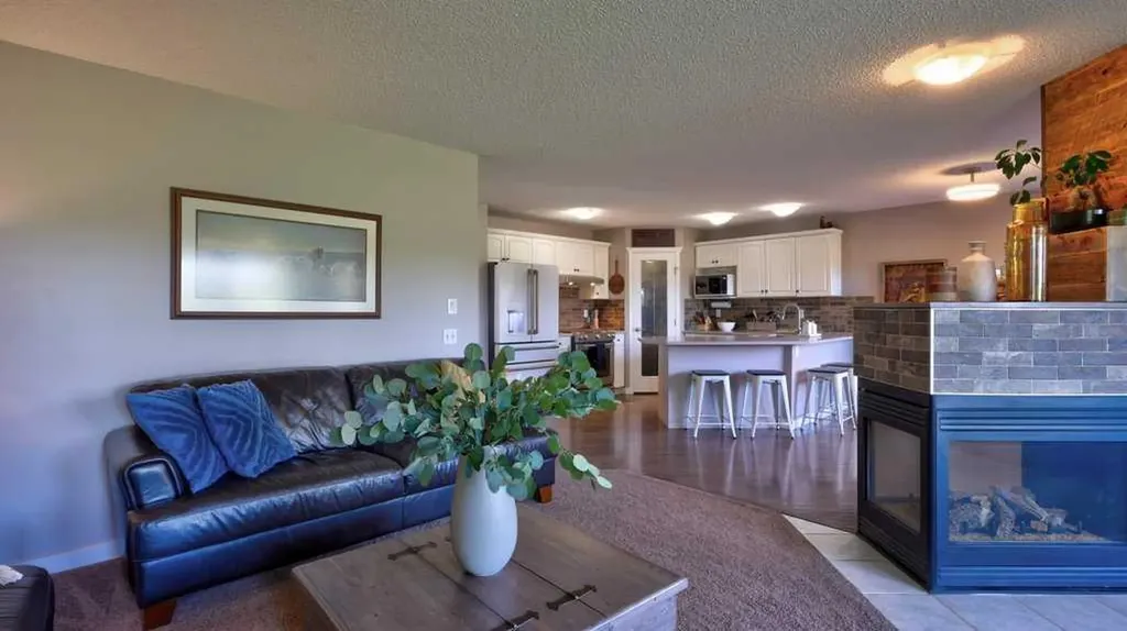 537 Douglas Glen Point SE Calgary AB T2Z 3P9