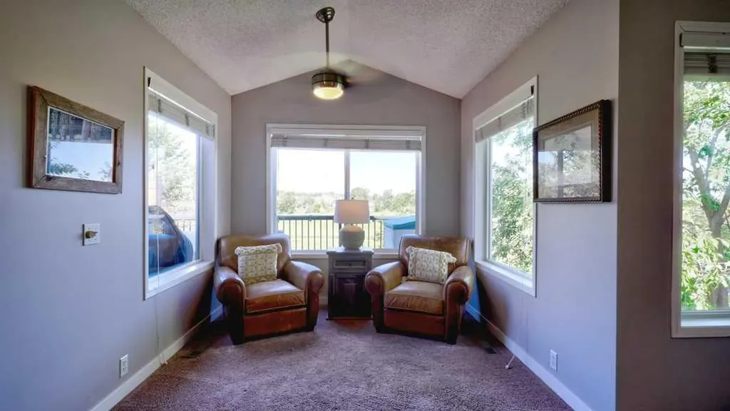 537 Douglas Glen Point SE Calgary AB T2Z 3P9