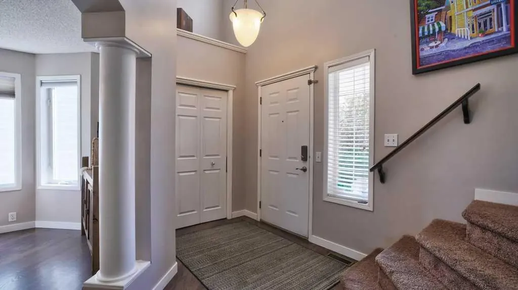537 Douglas Glen Point SE Calgary AB T2Z 3P9