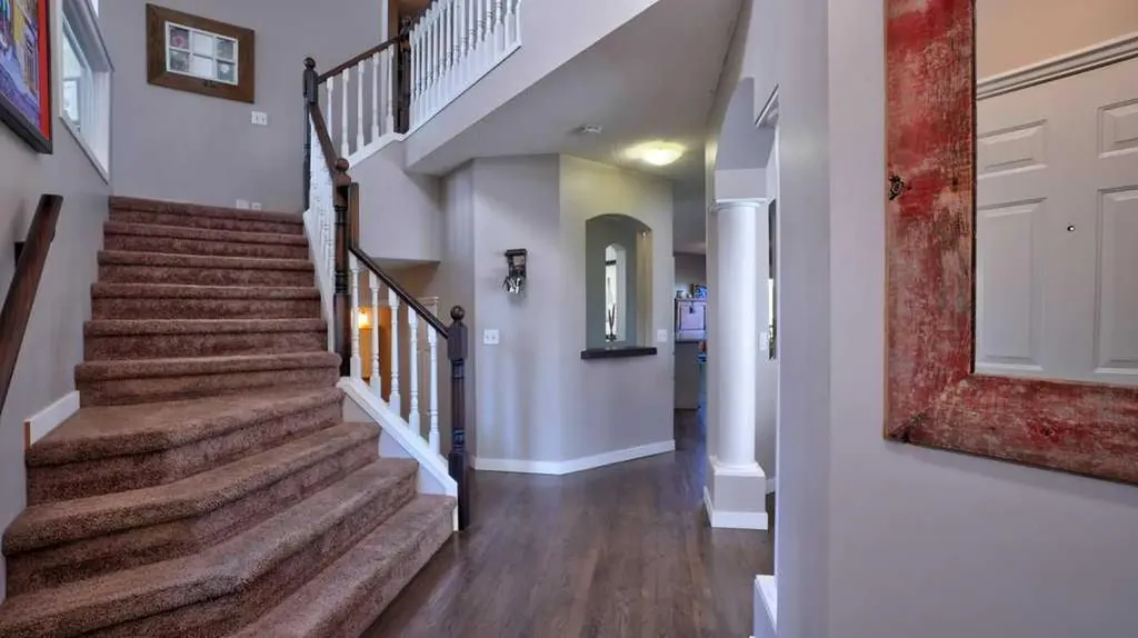 537 Douglas Glen Point SE Calgary AB T2Z 3P9