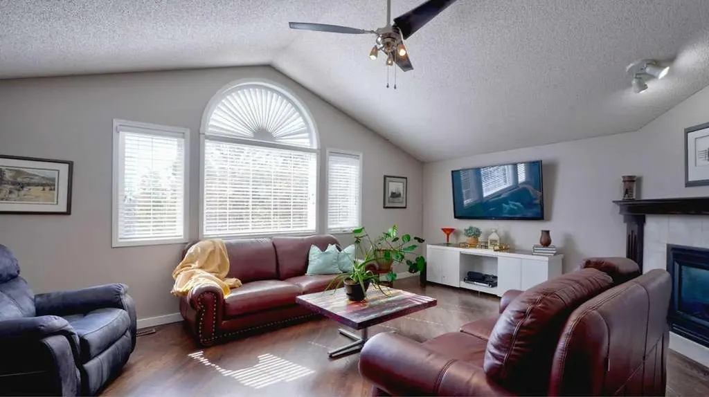 537 Douglas Glen Point SE Calgary AB T2Z 3P9