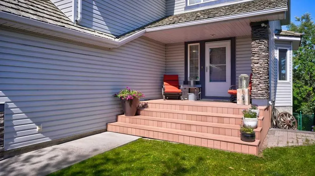 537 Douglas Glen Point SE Calgary AB T2Z 3P9