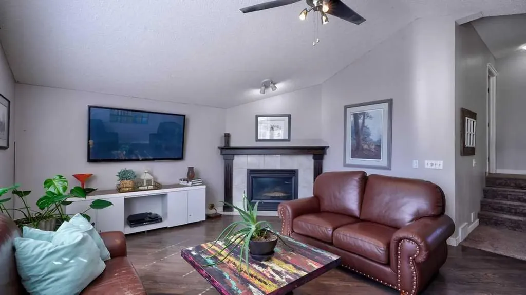 537 Douglas Glen Point SE Calgary AB T2Z 3P9