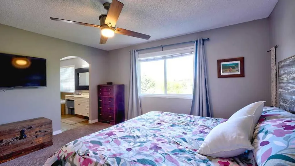 537 Douglas Glen Point SE Calgary AB T2Z 3P9