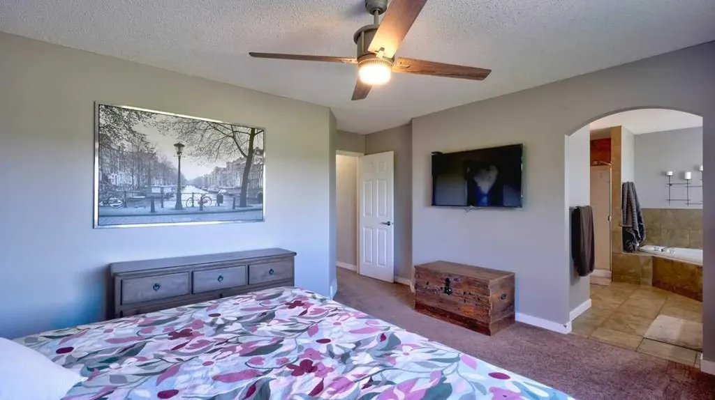 537 Douglas Glen Point SE Calgary AB T2Z 3P9