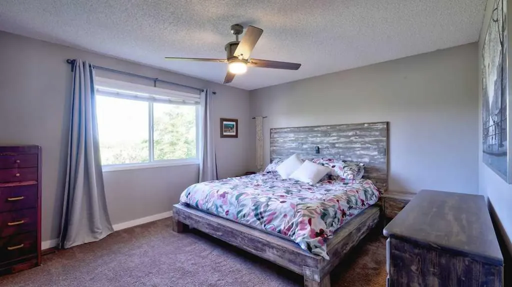 537 Douglas Glen Point SE Calgary AB T2Z 3P9