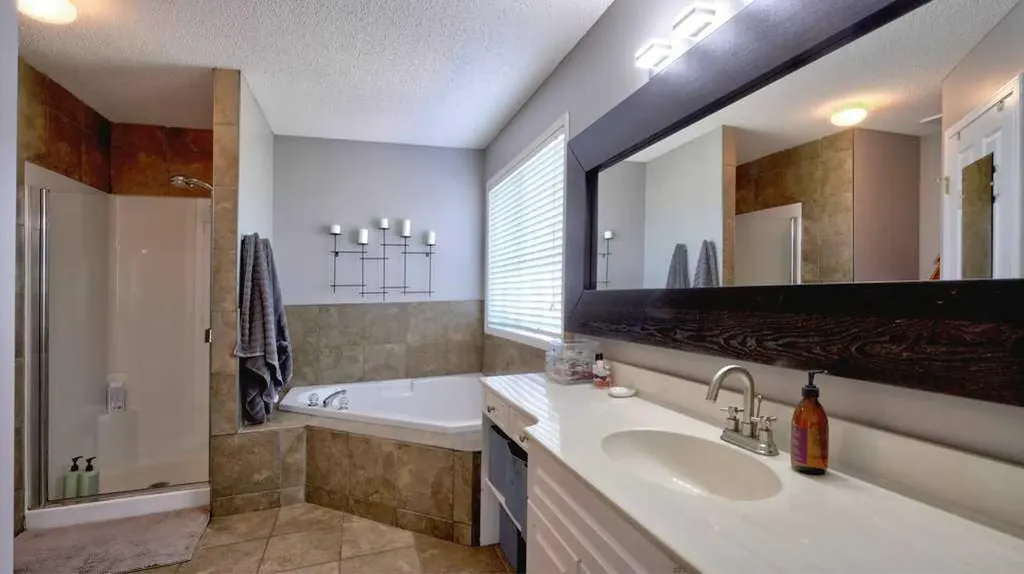 537 Douglas Glen Point SE Calgary AB T2Z 3P9
