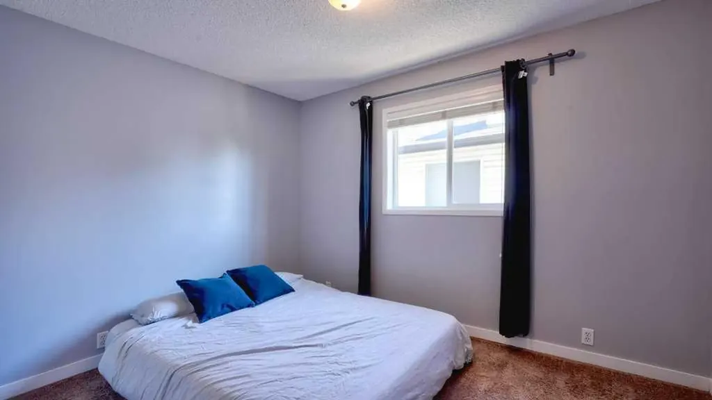 537 Douglas Glen Point SE Calgary AB T2Z 3P9