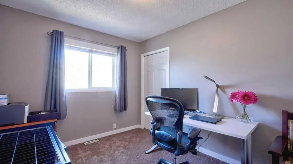 537 Douglas Glen Point SE Calgary AB T2Z 3P9