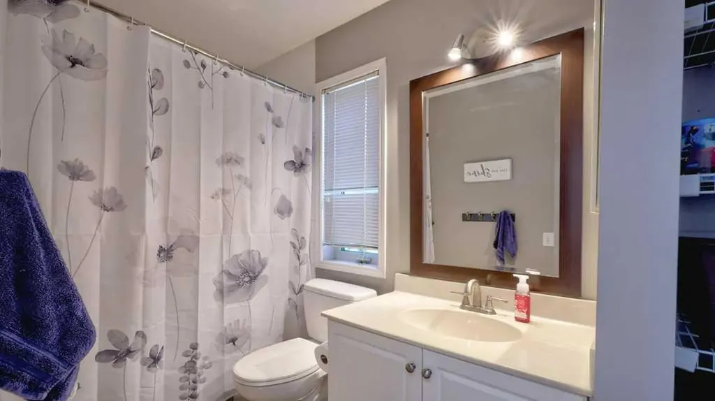 537 Douglas Glen Point SE Calgary AB T2Z 3P9