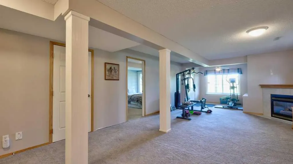 537 Douglas Glen Point SE Calgary AB T2Z 3P9