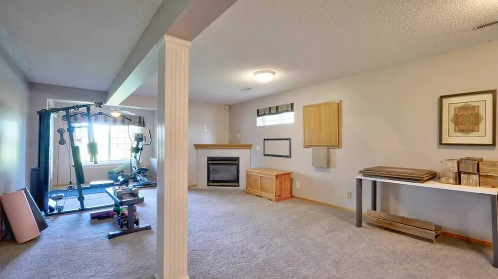 537 Douglas Glen Point SE Calgary AB T2Z 3P9