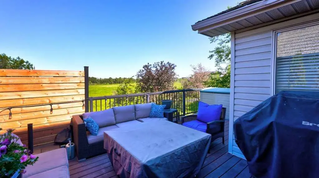 537 Douglas Glen Point SE Calgary AB T2Z 3P9