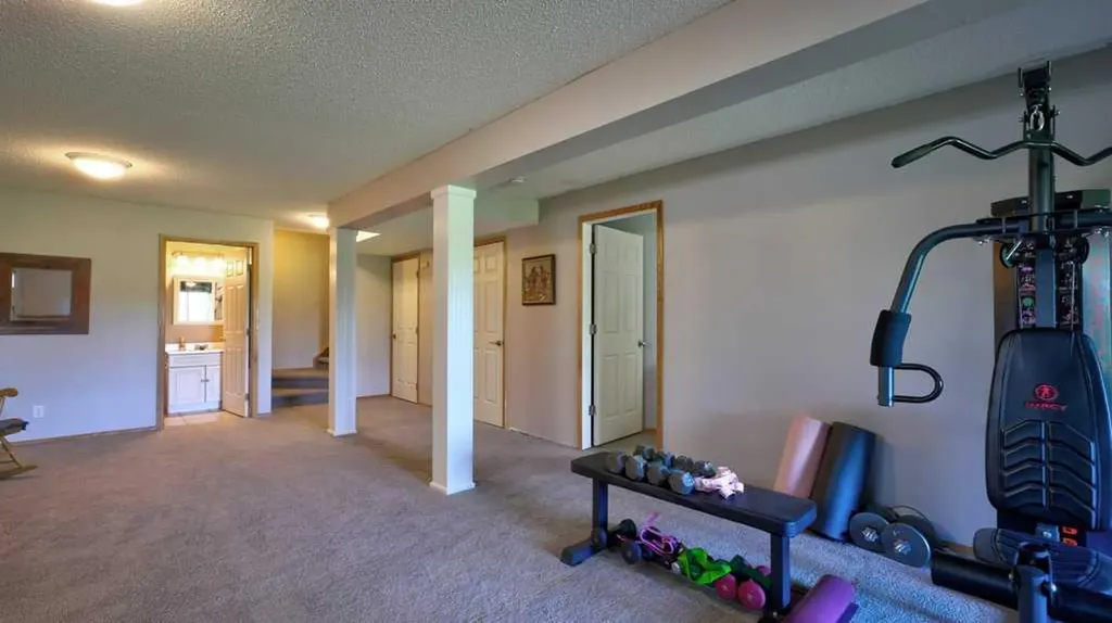 537 Douglas Glen Point SE Calgary AB T2Z 3P9