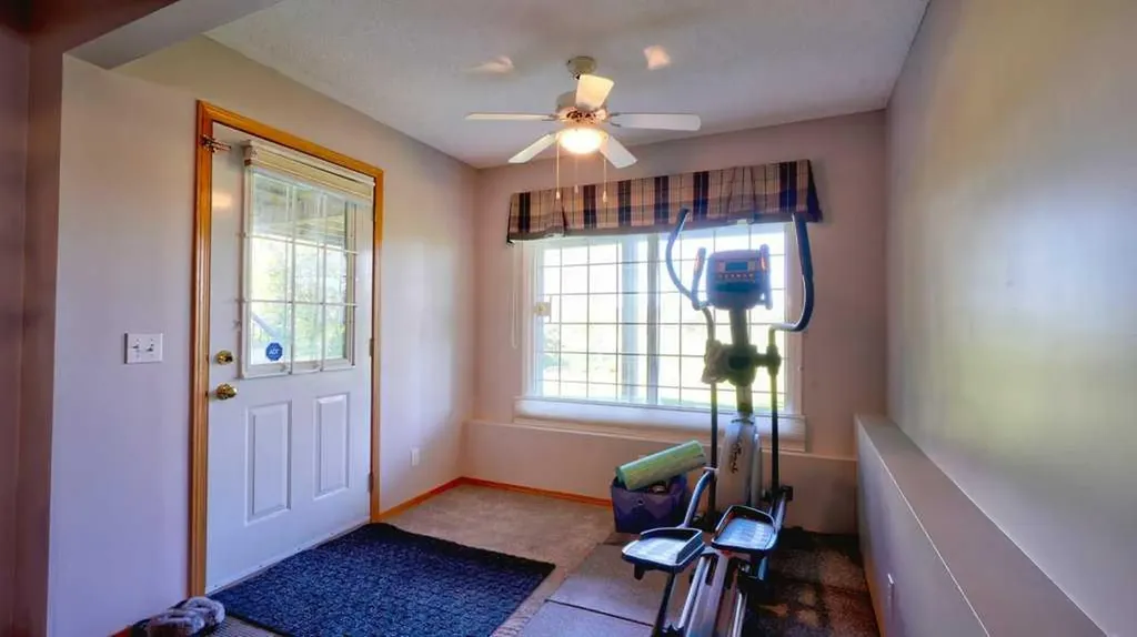 537 Douglas Glen Point SE Calgary AB T2Z 3P9
