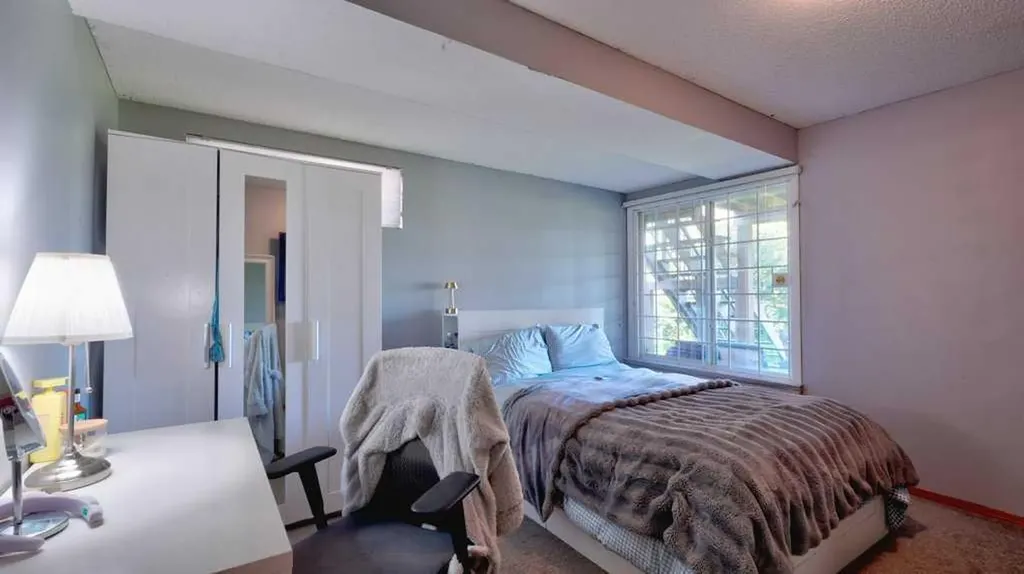 537 Douglas Glen Point SE Calgary AB T2Z 3P9