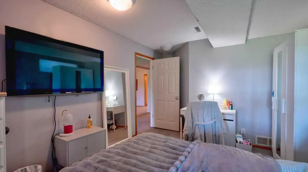 537 Douglas Glen Point SE Calgary AB T2Z 3P9