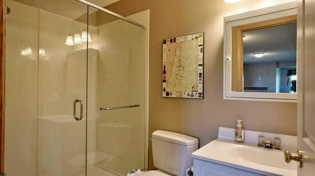 537 Douglas Glen Point SE Calgary AB T2Z 3P9