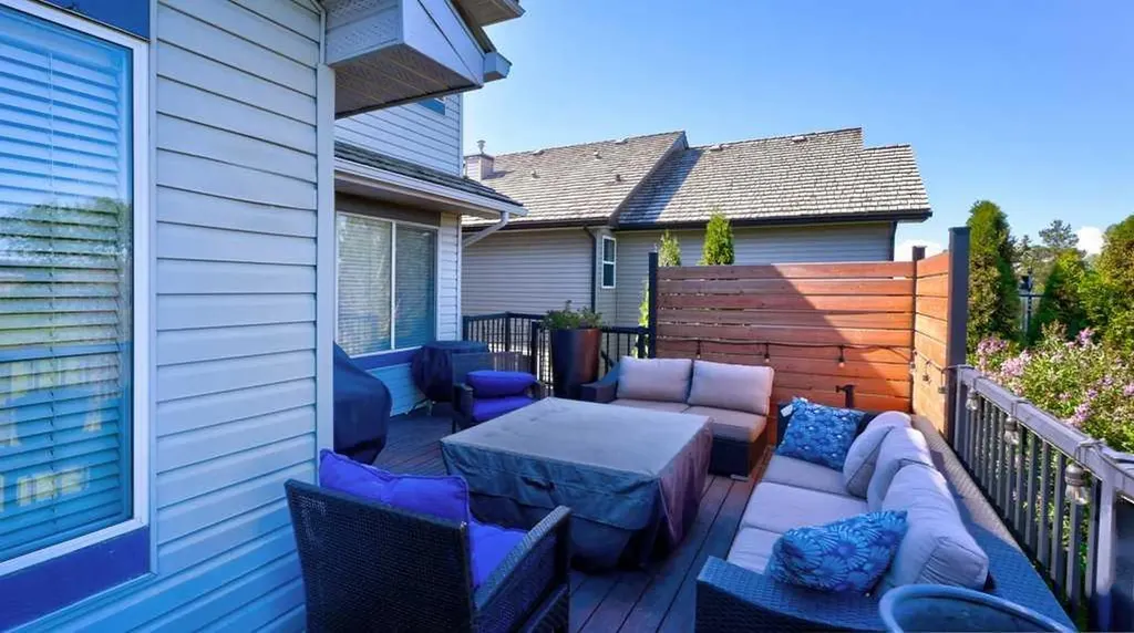 537 Douglas Glen Point SE Calgary AB T2Z 3P9
