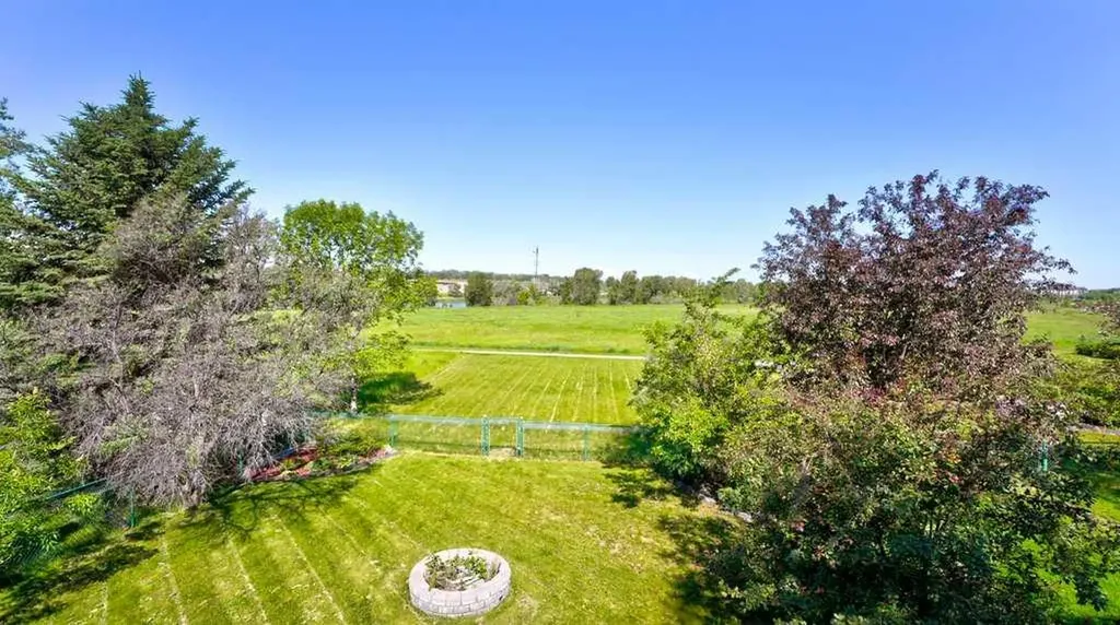 537 Douglas Glen Point SE Calgary AB T2Z 3P9