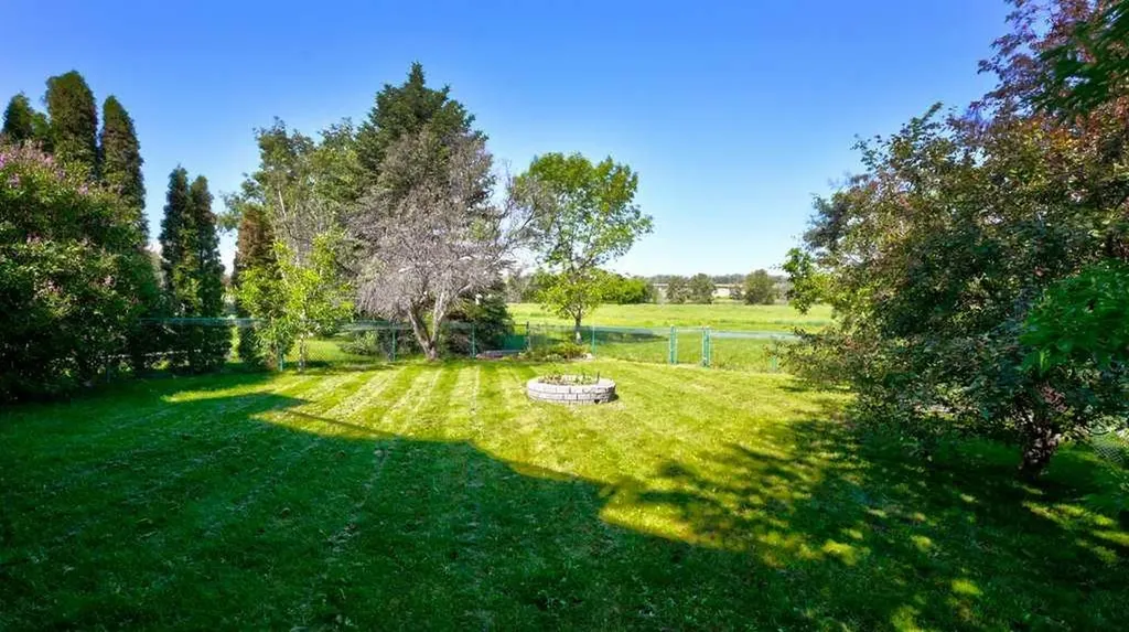 537 Douglas Glen Point SE Calgary AB T2Z 3P9