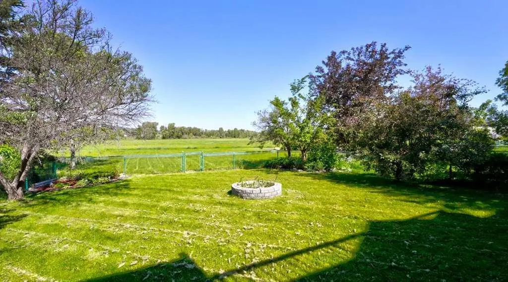 537 Douglas Glen Point SE Calgary AB T2Z 3P9