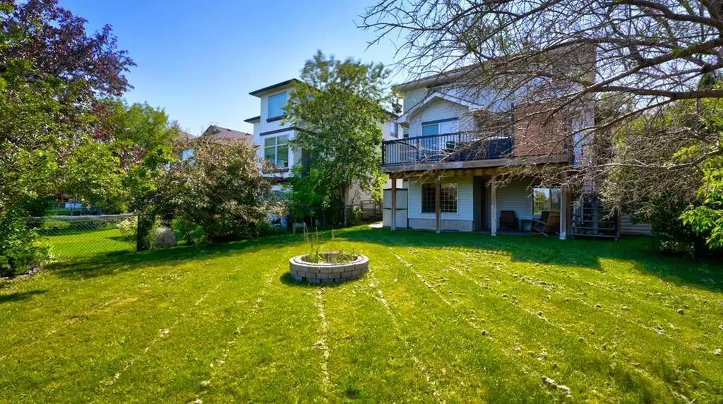 537 Douglas Glen Point SE Calgary AB T2Z 3P9