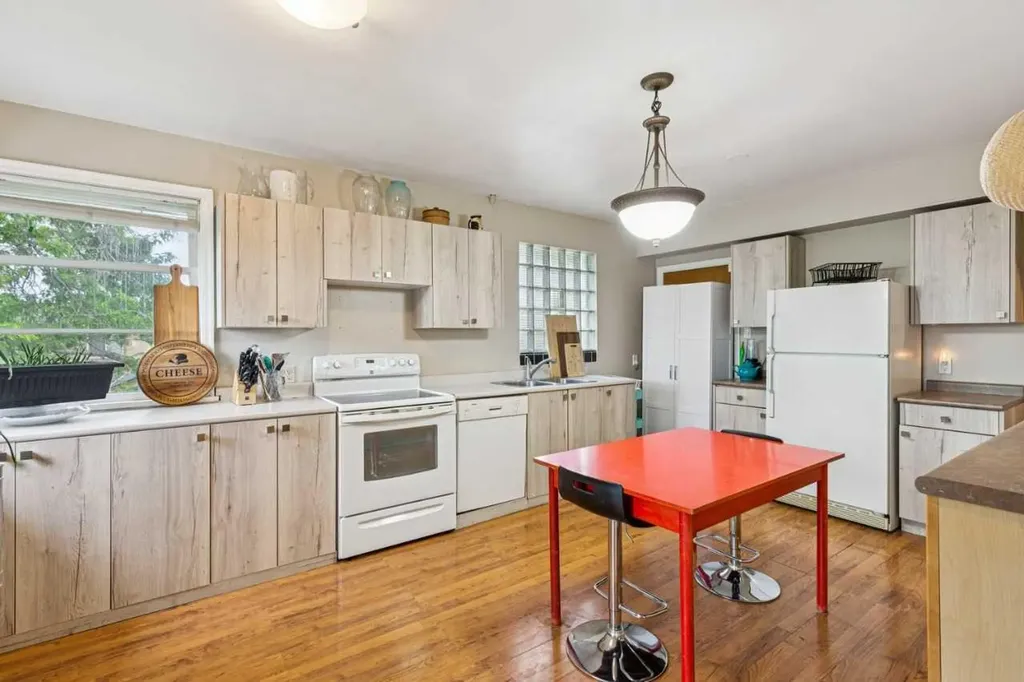 2128 17 Avenue SW Calgary AB T2T0G3