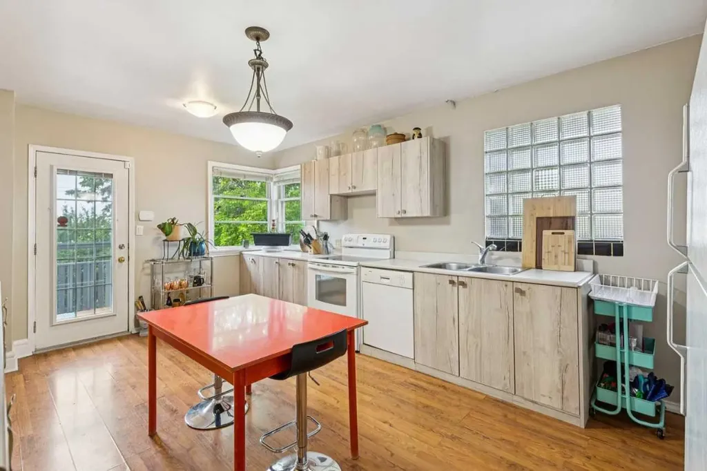 2128 17 Avenue SW Calgary AB T2T0G3