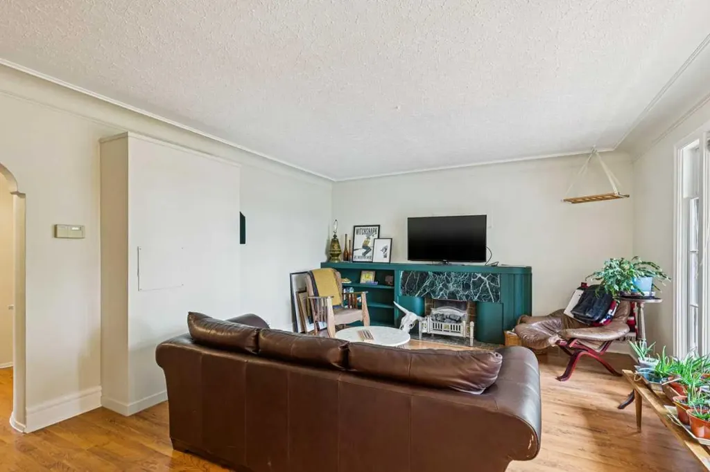 2128 17 Avenue SW Calgary AB T2T0G3