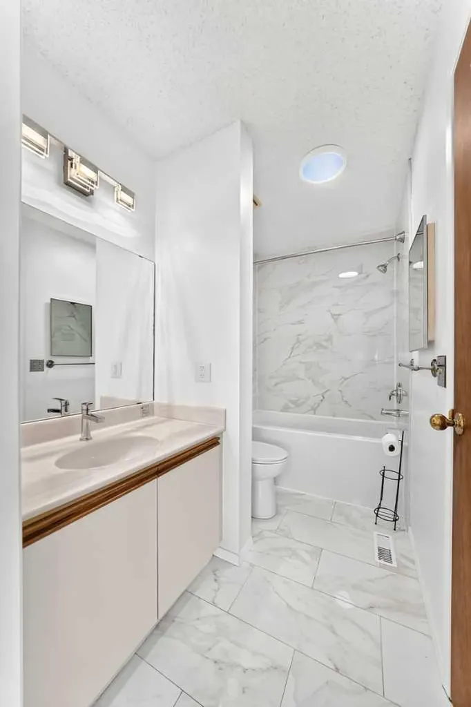 18 Erin Ridge Court SE Calgary AB T2B 3B2