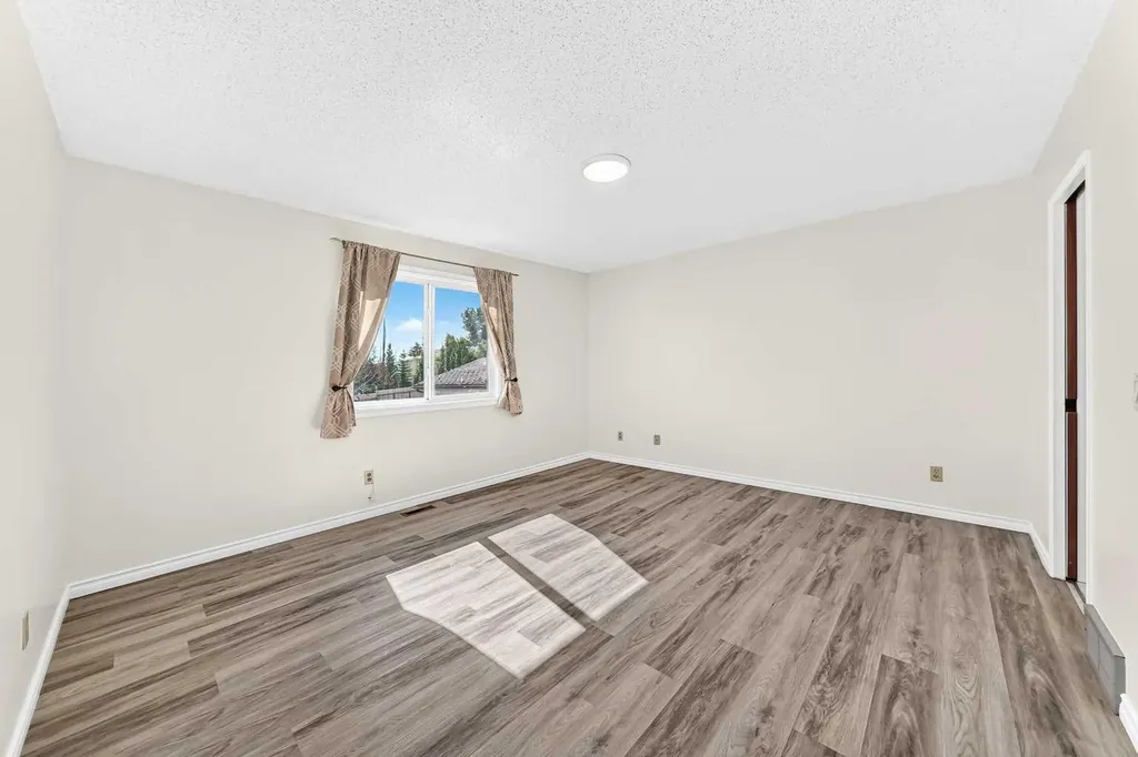 18 Erin Ridge Court SE Calgary AB T2B 3B2