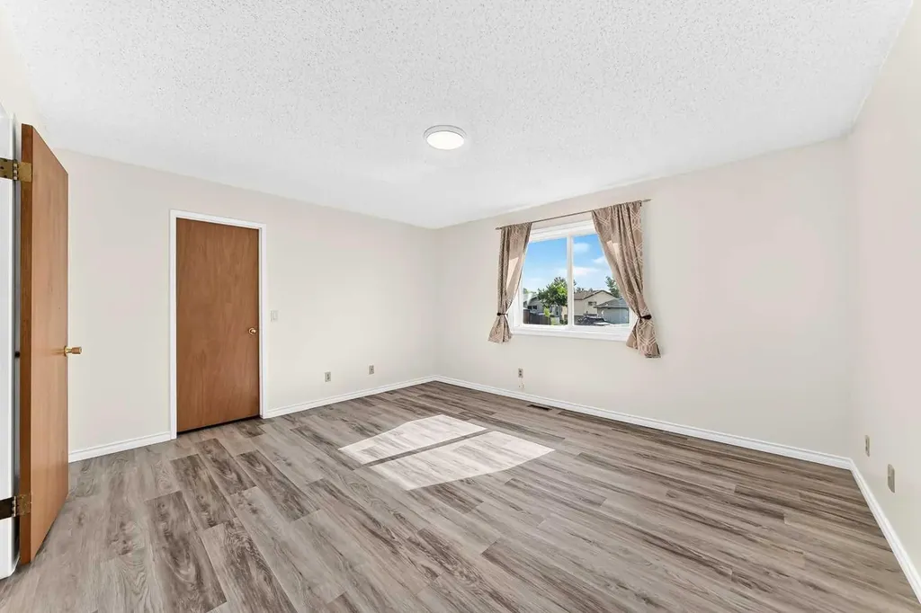 18 Erin Ridge Court SE Calgary AB T2B 3B2
