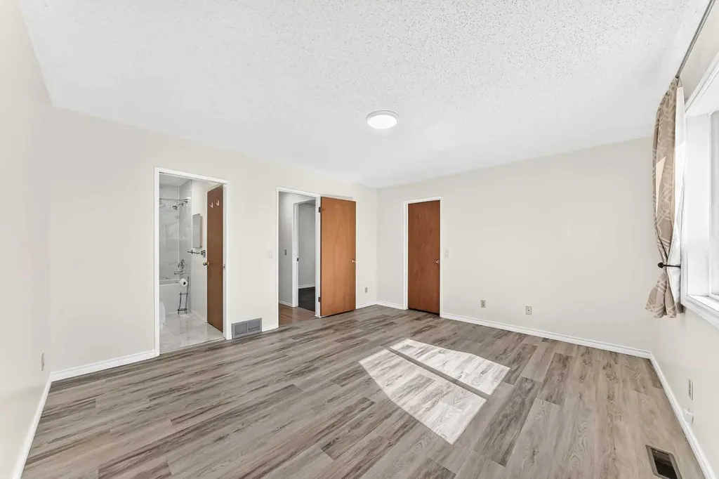 18 Erin Ridge Court SE Calgary AB T2B 3B2