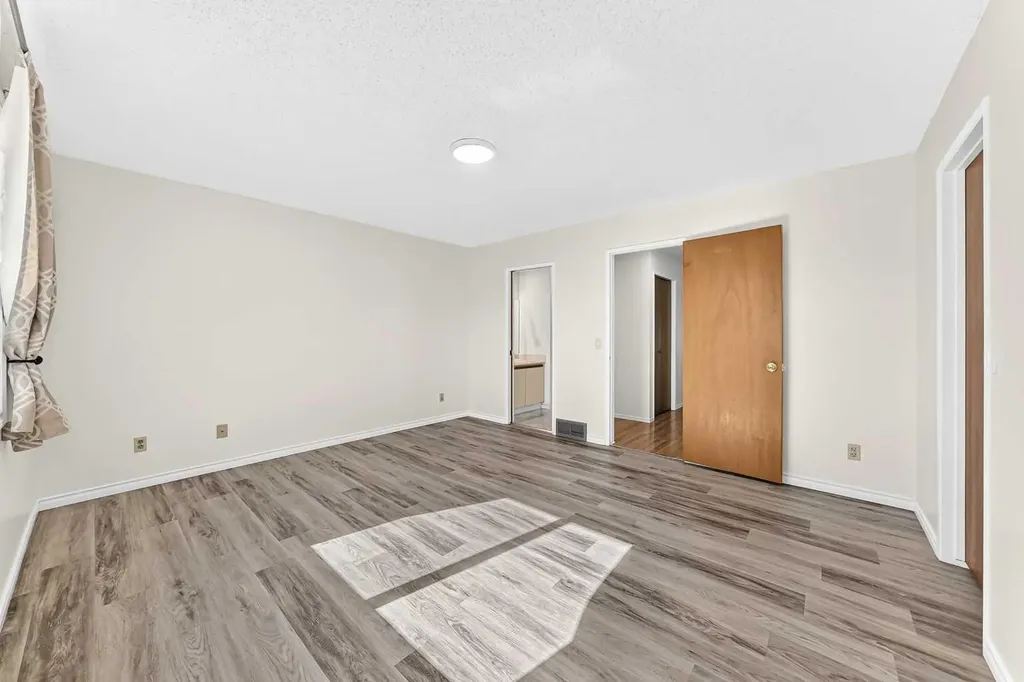 18 Erin Ridge Court SE Calgary AB T2B 3B2