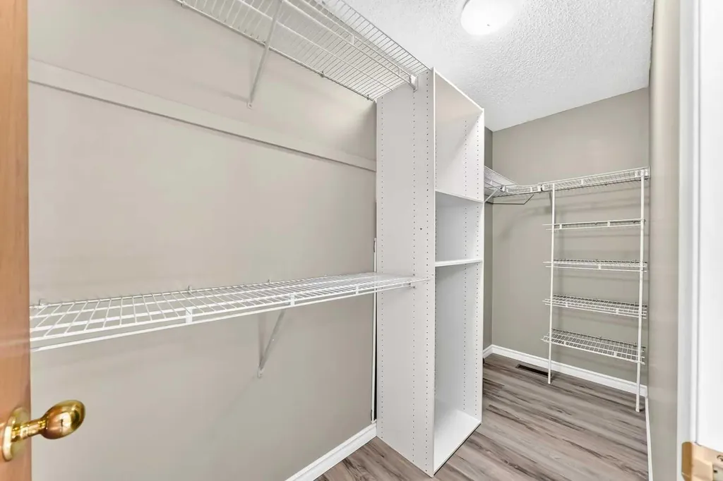 18 Erin Ridge Court SE Calgary AB T2B 3B2