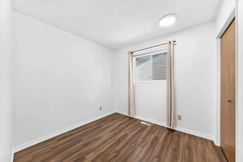 18 Erin Ridge Court SE Calgary AB T2B 3B2