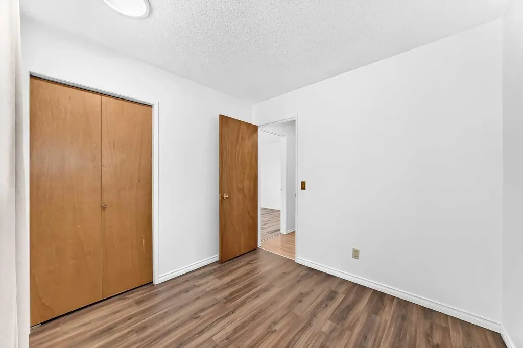 18 Erin Ridge Court SE Calgary AB T2B 3B2